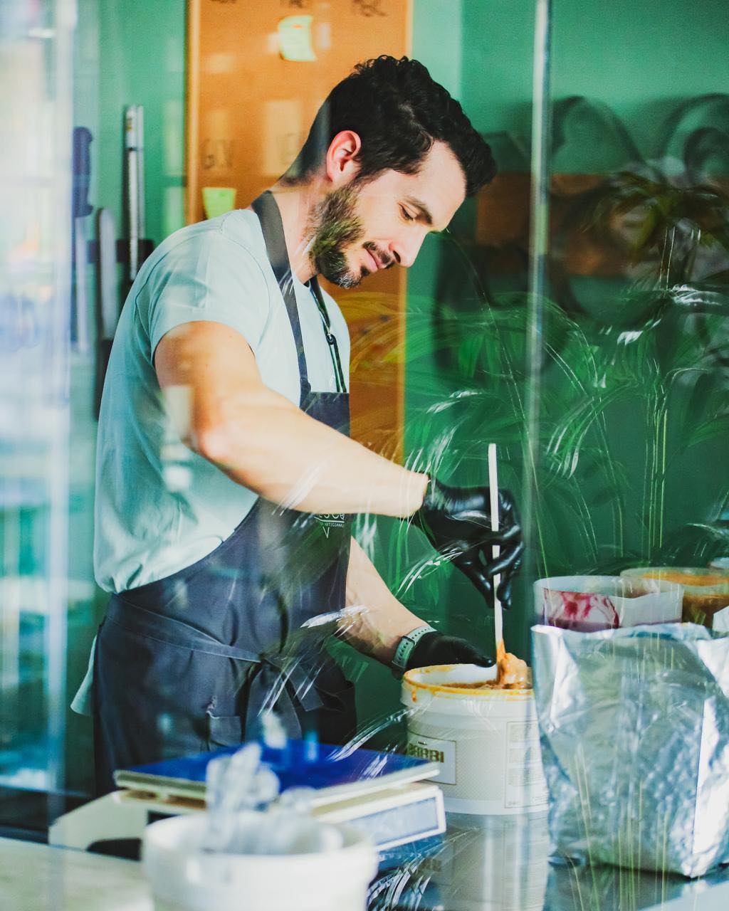 Gelatiere Fresco al lavoro in laboratorio